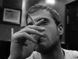 手抽烟图片,手抽烟的瞬间魅力